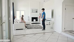 Η θετή μαμά συμφωνεί να καθαρίσει το δωμάτιο για ένα καυτό φινάλε σαν ταινία