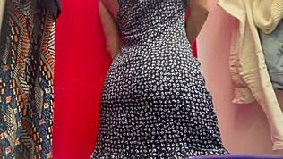 Verborgen camera in kleedkamer vangt meisje met grote tieten