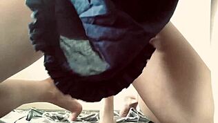 Sólová brunetka dostáva úžasný orgazmus so svojím hračkou dildo 😍