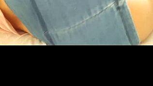 Sexy Morena Masturbeert Haar Behaarde Kut Hard!