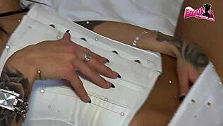 Çılgın Alman hatun kokulu dildoyla blooper kazasında vahşi zevk alıyor