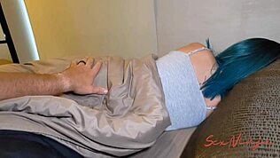 מיטת מלון משותפת עם החבר הכי טוב הופכת פראית