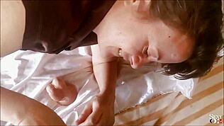 Heiße französische Amateurin 1991 in engem Satin-Kleid und Strümpfen hart doggy