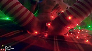 Новогодняя милфа сосет слюняво и трахается в анал раком с кремпаем крупным планом