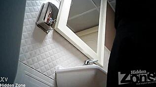 Versteckte Kamera erwischt wilde Action in der Kneipen-Toilette