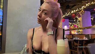 אישה נשואה חמה מציצה בבית קפה