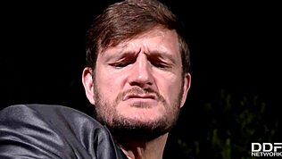 Ο Παλμός μου Ανεβαίνει Βλέποντας την Υποτακτική Sophia Laure να Χτυπιέται και να Γαμιέται στον Κώλο