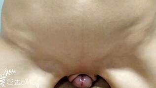 Трия мокрото путке на завареничката си докато експлодира огромен товар сперма! Уау, каква бъркотия!