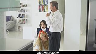 Bbw stemor underkaster seg for stesønn og ektemann i trekant