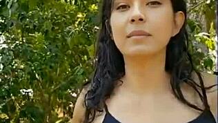 Brunette Cantik Ngejreng di Hutan! Tubuh Kurus dan Rambut Panjangnya Berkilau Saat Telanjang Basah.