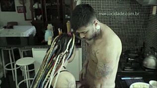 Geile Paare Emi Rippi und Matheus Castro reißen Klamotten für schmutzige Blowjob-Action