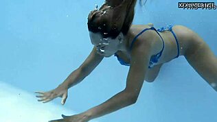 Irina Cage svømmer naken i saftig bassengscene