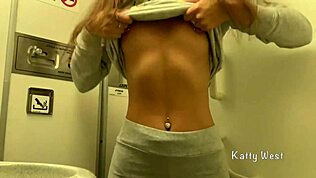 Skoro chycena při masturbaci na záchodě v letadle bez kalhotek.