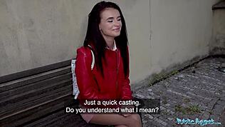 Δημόσιος Πράκτορας Σκίζει Καλτσόν για Σκληρό Γαμήσι Έξω