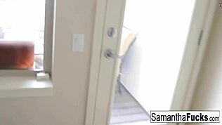 Blondi Samantha Saint masturboi isoja tissejä ja pillua aamulla kotona yksin!