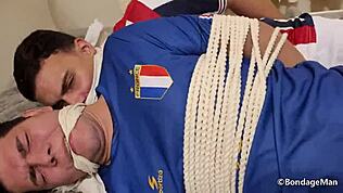 Co się dzieje, gdy dwóch chłopaków z piłki nożnej zostaje schwytanych? Związani i zakneblowani razem w dzikim podglądzie!