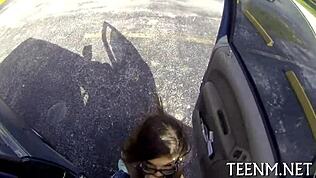 Hey, willst du wissen, wie die 18+ Ava Taylor für Geld wild wurde? Sie beugt sich vor und nimmt hartes Doggy wie eine Pro!