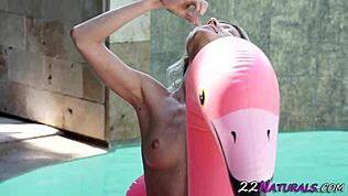 Słodka europejska laska w ekstazie ssie kutasa i dostaje oral