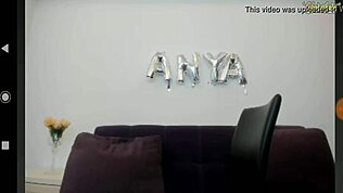 Iso tissit hoikka tyttö tuntee nautintoa dildolla webkameralla