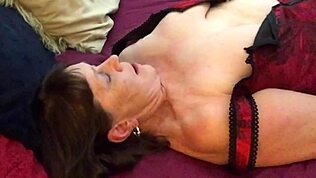 Бабушка Кармен достигает оргазма пальцами и членом в удивительном любительском действии. Какой ее секрет?