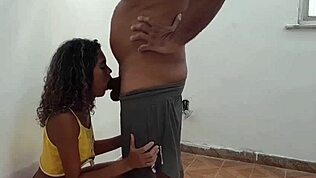 เขาเย็ดก้นฉันแรงด้วยควยใหญ่ แม่ง! 😈