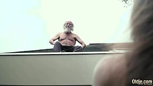 Hey, kannst du glauben, dass dieser alte Opa ein 18-jähriges stöhnendes Mädel bumst?