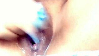 Παιχνίδι με βρεγμένο μουνί σπίτι 😍