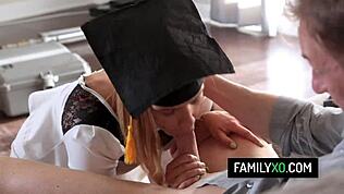 Блондинка заварена дъщеря Кендъл Крос чука заварения си баща след дипломирането. Толкова съм разкъсана, но възбудена!