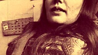 다크 랜턴 런던 빈티지 비서가 사무실에서 일해요