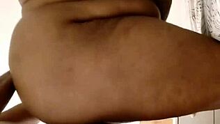 友達のママが料理中に家に呼んで過激訪問セックス