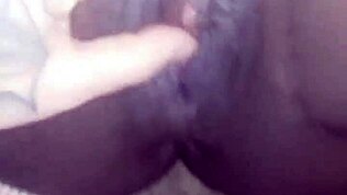 Histoire de doigtage d'une ado noire 18+ avec chatte mouillée ouverte en qualité stupéfiante