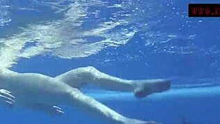 Lina Mercury og Mia Ferrari svømmer nøgne ved poolen