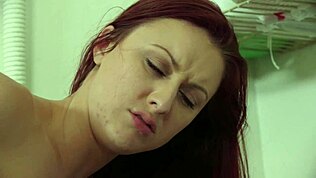 Мокрые пизды в лесбосексе с бисексуалками в быстром сеансе