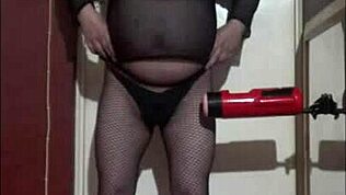 Застенчивый кроссдрессер предается сисси мастурбации на боксинг дей