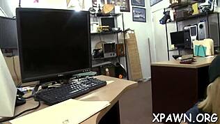 Patrz jak ta suka dostaje ostro w ciasną cipkę!