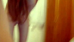 Η όμορφη Vendy γαμάει την πούτσα της με δονητή στο καμερόφωνο