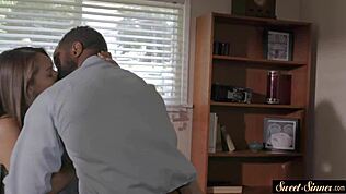 חצי אחות עגלגלה 18+ נוקבה חזק וממולאת זרע על ידי BBC