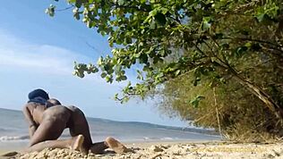 Alaston teini twerkkaa villisti julkisella kadulla