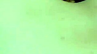 Похотливая крошка дразнит жирной жопой зрелого мужика в гараже