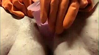 Prstujem in jebem svojo dlakavo škropilno pičko v bližnjem posnetku