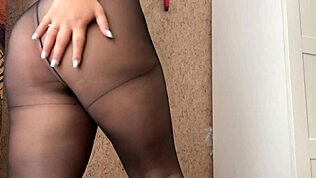 Hei, ai încercat vreodată joc fetiș în ciorapi transparenți ca acest crossdresser?