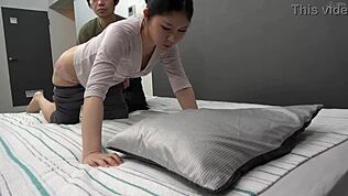 ถอดกางเกงลงตอนนวดผิวเนียนๆ ของเธอ