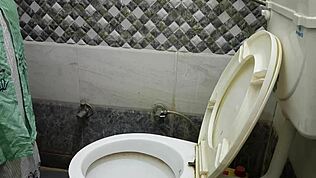 Hint Güzeli Yaramaz Üvey Oğlu Tarafından Evde Yalnızken Sikiliyor, Sert Boşalıyor