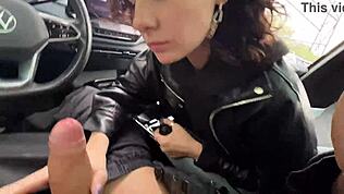 Blowjob kereta cepat dan ganas semasa memandu di jalan awam. Tak pernah rasa begitu berisiko!