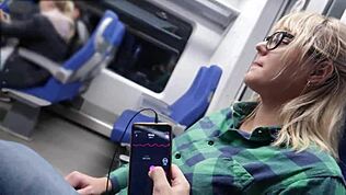 Fernsteuer meinen Orgasmus, während ich in diesem öffentlichen Zug reite