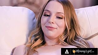 Guardo Lily Larimar e matrigna Kenzie Taylor scopare a serata cinema