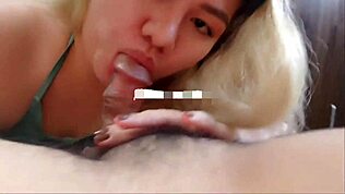 Asijská cowgirl jezdí chlupatého chlapa v hlubokém doggy stylu