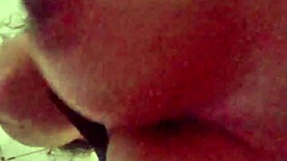 Снима съседката да язди, но ме хваща да гледам как подскачат големите й цици