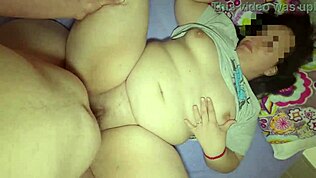 فتاة صغيرة بنية اللون تصل إلى النشوة في وضع التبشيري