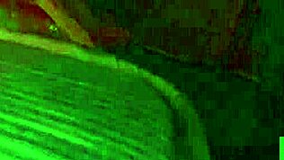 귀여운 18+ 에보니 솔로가 군복 입고 현실 씬에서 스퀴트